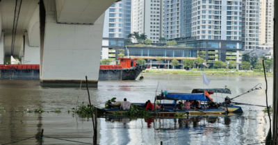 Người nhà ngóng tìm người đàn ông bỏ lại taxi rồi nhảy cầu Sài Gòn
