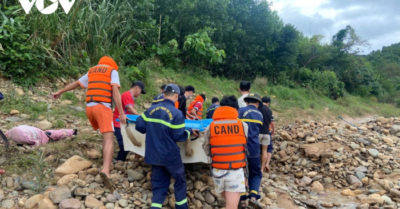 Giải cứu 3 người mắc kẹt giữa rừng tràm do nước lũ dâng cao ở quảng trị