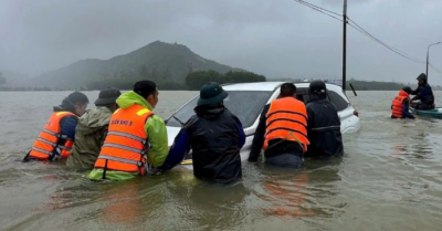 Xe 7 chỗ cố vượt nước lũ ở Đà Nẵng, suýt bị cuốn trôi