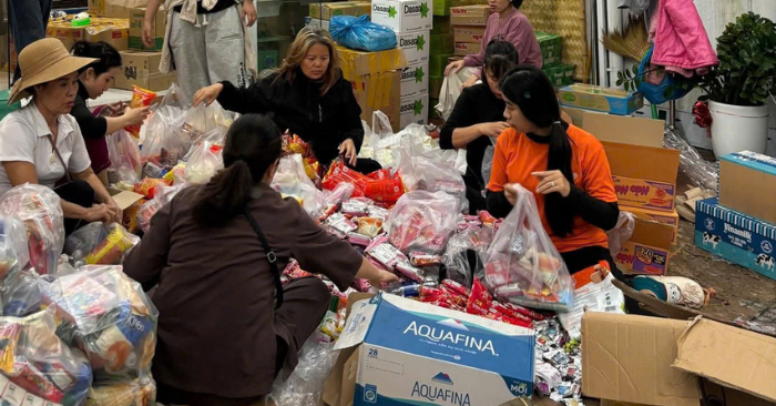 Hàng trăm phần quà, thuốc men và hàng chục tấn hàng được chuyển đến vùng ngập sâu