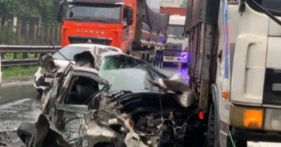 Tài xế tự chui ra từ ô tô bẹp rúm sau va chạm liên hoàn trên QL 1A