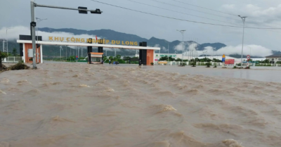 Mưa hiếm gặp biến nơi khô hạn nhất nước chìm trong lũ