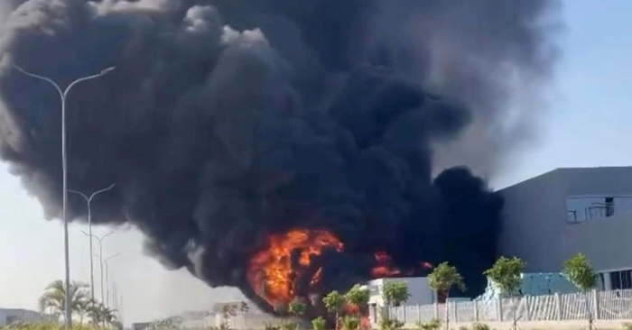 u giày da trước đó một ngày cho thấy nguy cơ cháy nổ tăng cao tại các điểm chứa phế liệu