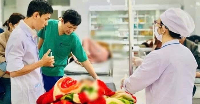 Xe công nông bất ngờ trượt xuống vực sông ở xã Cà Đam khiến 13 trẻ bị thương. Nhờ cấp cứu kịp thời, tất cả đều thoát nguy hiểm