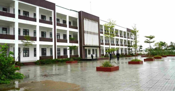 Trường cũ xuống cấp trường mới hơn 23 tỉ đồng vẫn “cửa đóng then cài”