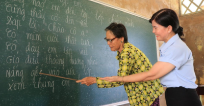 Lớp học xóa mù chữ đặc biệt ở vùng ven biển Cà Mau