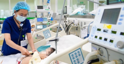 Bé 2 tuổi nguy kịch vì uống nhầm dầu đèn: Cảnh báo sai lầm gây nôn khi sơ cứu