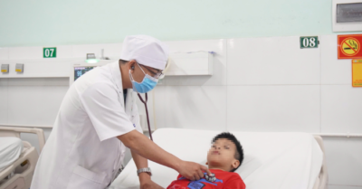 Người bố ôm con lao vào bệnh viện giữa đêm khi bé bị ngưng tim 10 phút