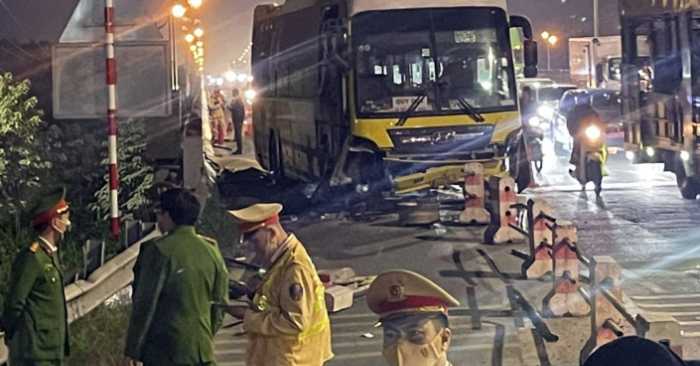 Tối 23/11, một vụ tai nạn nghiêm trọng xảy ra trên cầu Thanh Trì khi ô tô khách mất lái lao vào xe máy khiến hai mẹ con tử vong, giao thông ùn tắc kéo dài