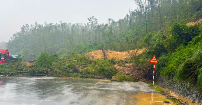 Sạt lở núi tại khu vực Vũng Áng, gây chia cắt giao thông