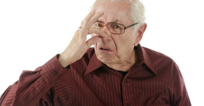 Nguyên nhân gây mùi ở người lớn tuổi