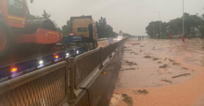 Lâm Đồng: Cát đỏ tràn như “nuốt” quốc lộ 1 sau mưa lớn