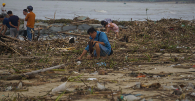 Bờ biển Đà Nẵng ngập rác sau mưa lớn