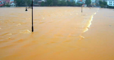 Huế tái ngập nặng, lũ trên sông Hương và sông Bồ xấp xỉ báo động 3