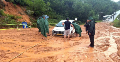 Huế: cứu hộ ô-tô mắc kẹt giữa khu vực sạt lở do mưa lớn