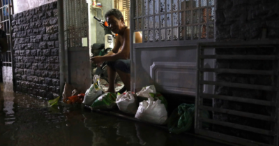 Người dân TP HCM chật vật giữa triều cường