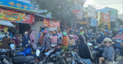 Sau bão số 13, người dân Đắk Lắk chen chúc mua nước đá bảo quản thực phẩm