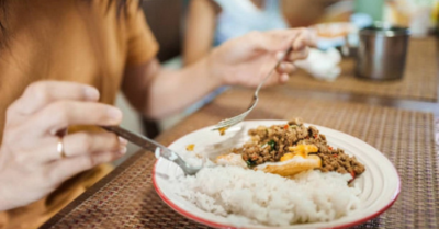 Những thói quen ăn tối khiến bụng “to bất thường” vào sáng hôm sau