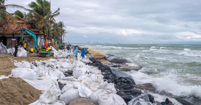 Hoãn họp khẩn, ưu tiên chống bão số 13