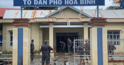 Khánh Hòa vừa rút nước, 70 kiểm ngư xuất hiện kịp thời khiến người dân xúc động