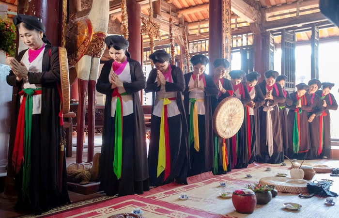 Người Hoài Trung tự hào có Đình làng là nơi thờ 3 vị thành hoàng là Đệ Nhất, Đệ Nhị, Đệ Tam