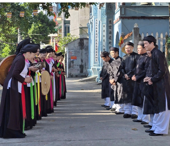 Người Hoài Trung vẫn giữ được các tục lệ cổ truyền của các nghệ nhân Quan họ từ xưa để lạI