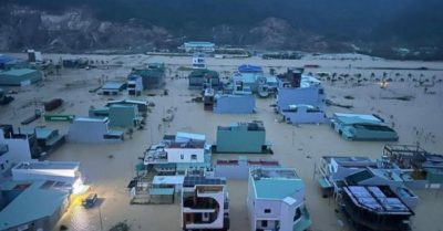 Nước ngập gần tới nóc nhà, người Quy Nhơn kêu cứu