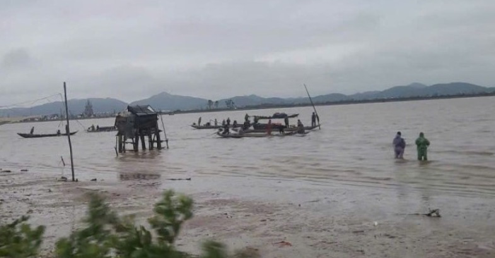 Cảnh báo nguy hiểm khi đánh bắt mùa gió đông bắc: Một ngư dân mất tích trên sông Gianh
