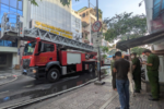 Thẩm mỹ viện bốc cháy dữ dội ở trung tâm TP.HCM, lực lượng cảnh sát phong toả tuyến đường để cứu nạn