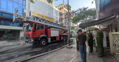 Thẩm mỹ viện bốc cháy dữ dội ở trung tâm TP.HCM, lực lượng cảnh sát phong toả tuyến đường để cứu nạn