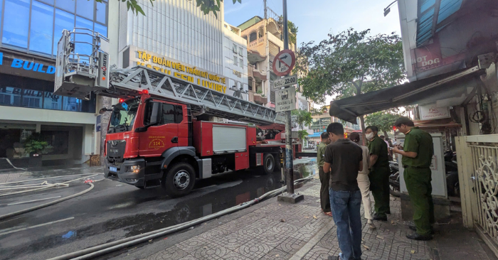 Thẩm mỹ viện bốc cháy dữ dội ở trung tâm TP.HCM, lực lượng cảnh sát phong toả tuyến đường để cứu nạn