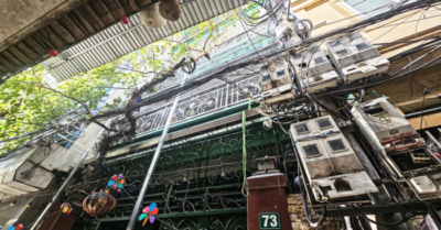 Cháy nhà 6 tầng Mễ Trì Thượng: Lực lượng cứu hỏa kéo 250m vòi dập lửa trong ngõ sâu