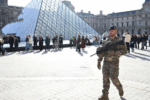 Pháp bắt thêm 4 người trong vụ cướp Louvre