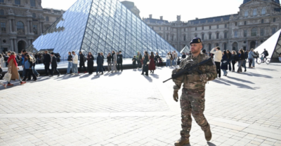Pháp bắt thêm 4 người trong vụ cướp Louvre