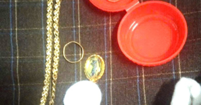 Phát hiện trang sức vàng trong áo quần hỗ trợ vùng lũ