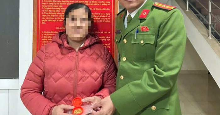 Phát hiện trang sức vàng trong áo quần hỗ trợ vùng lũ