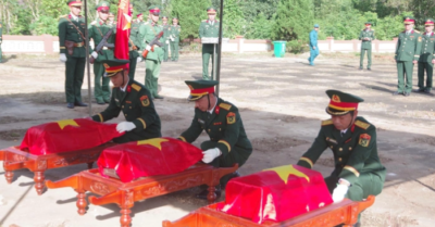 Hài cốt liệt sĩ Eo Bù – Chút Mút được an táng tại Nghĩa trang Mai Thủy trong niềm xúc động