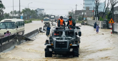 Quân đội điều xe thiết giáp hỗ trợ bà con vũng lũ bị cô lập