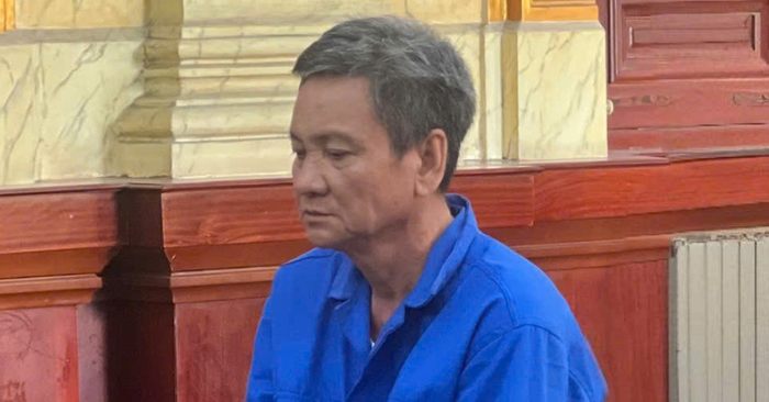 người đàn ông dùng gậy đánh hàng xóm