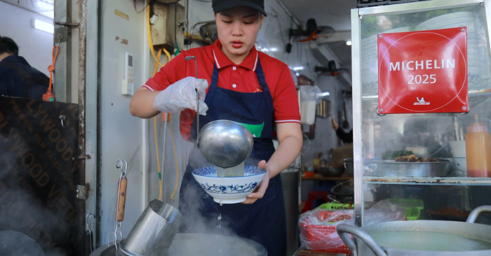 Quán bún cá Michelin ở Hà Nội gây bất ngờ khi được vinh danh