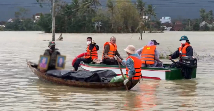 Quan tài 0 đồng giữa mùa lũ