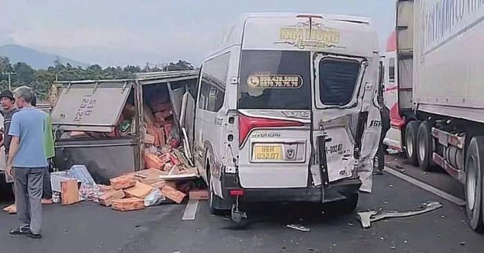 Tai nạn cao tốc Đồng Nai khi xe cứu trợ miền Trung va chạm liên hoàn