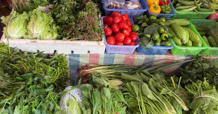 Người lao động chật vật khi giá rau tăng