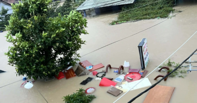 Dọn nhà sau lũ, người dân tìm thấy bàn uống nước mắc trên giàn hoa cao 2m