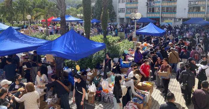 Người Hong Kong gấp rút phân phát hàng cứu trợ cho nạn nhân vụ cháy