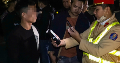 Ô tô con biến dạng sau vụ 5 xe tông liên hoàn, 2 người nhập viện