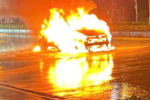 Ô tô bốc cháy dữ dội giữa trời mưa rét ở Hà Nội, xe bị thiêu rụi hoàn toàn
