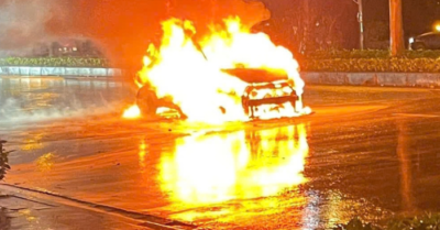 Ô tô bốc cháy dữ dội giữa trời mưa rét ở Hà Nội, xe bị thiêu rụi hoàn toàn