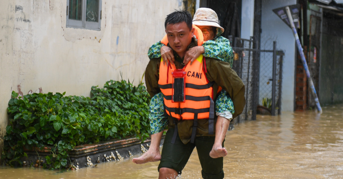 Bộ đội xuyên đêm cứu dân