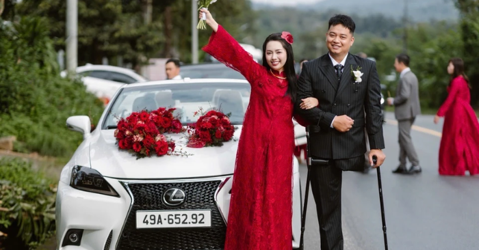 Chú rể 1 chân chống nạng đón cô dâu